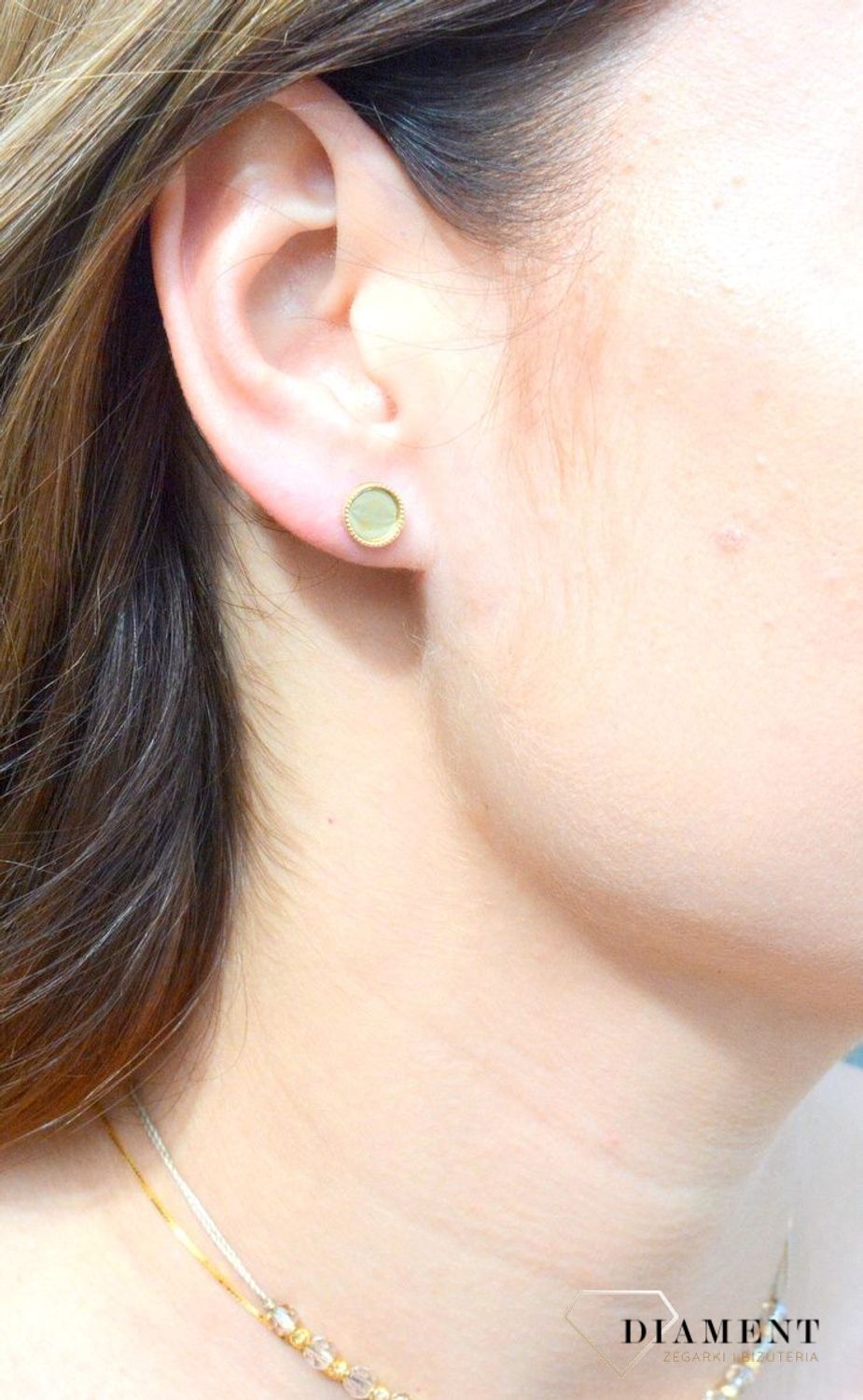 Kolczyki złote 333 okrągłe blaszki 7 mm KL 10117 333. Kolczyki złote okrągłe to klasyka w najlepszym wydaniu wykonane ze złota, próby 333. Kolczyki będą idealnym dodatkiem do każdej stylizacji. Kolcz.jpg